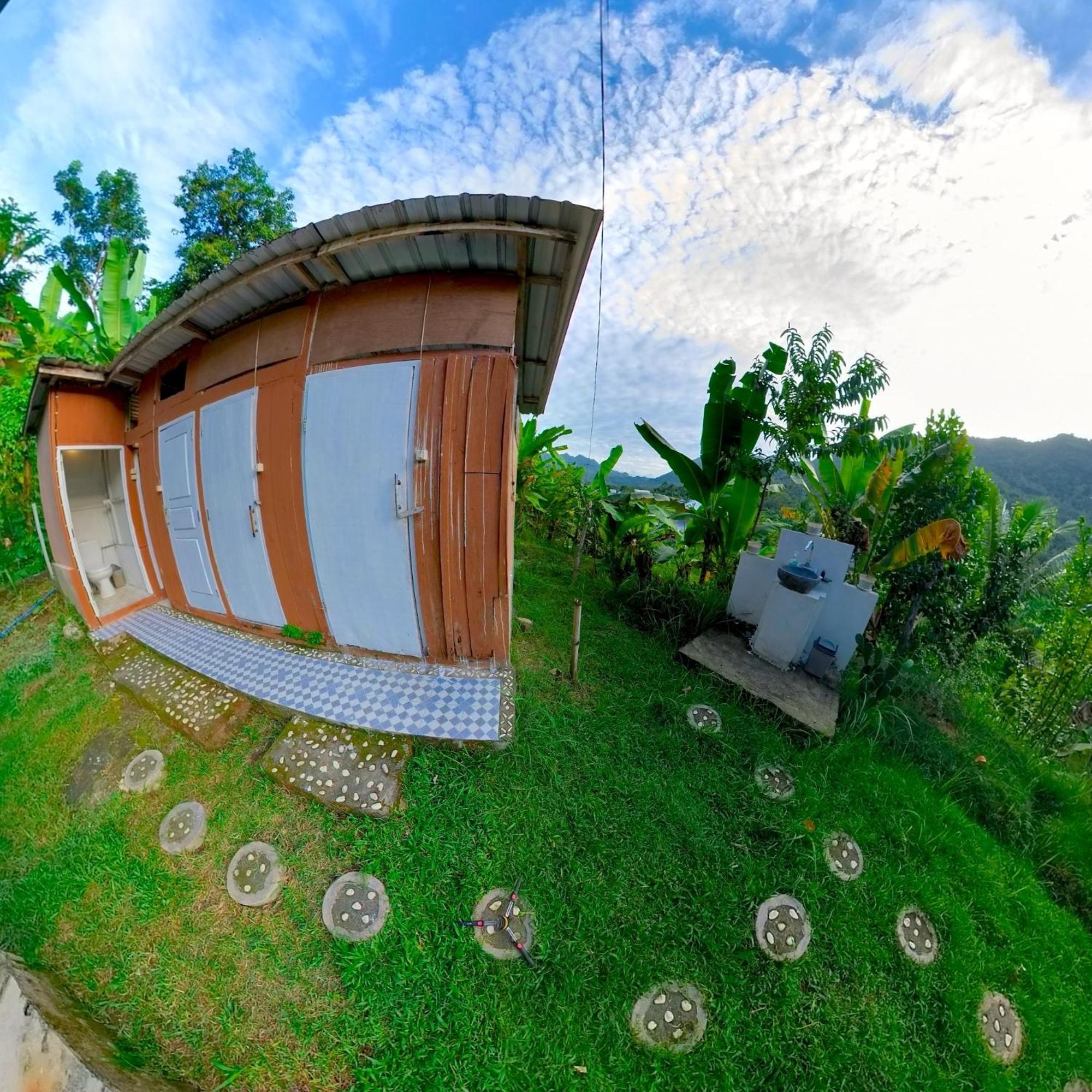 De Chicktoria Hostel Pemenang Bagian luar foto